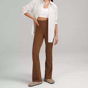 Lululemon Groove Super-High-Rise Flared Pant Nulu
Regular - Roasted Brown Size 8